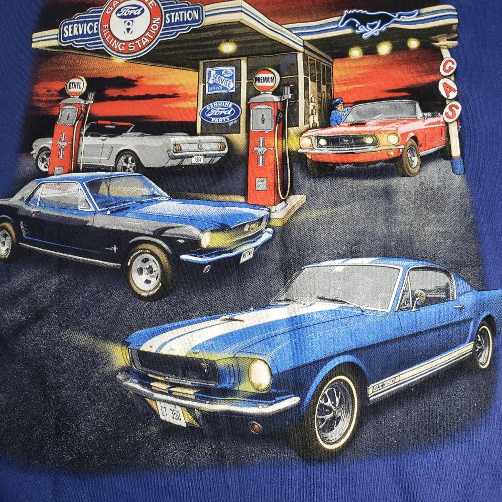 Gildan Ford Mustang Short Sleeve Graphic T Shirt Size 2XL. Filling Station w Car